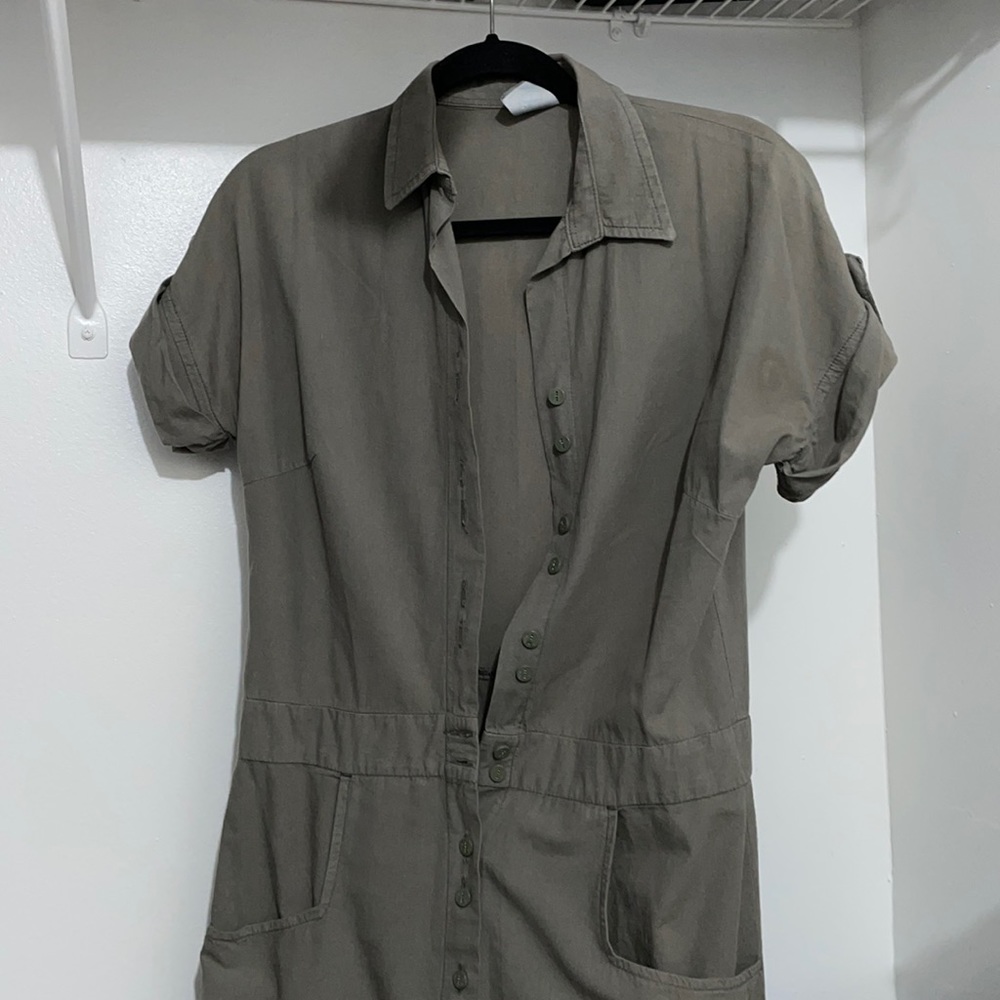 Used Dress, Green and has pockets. Ready for use